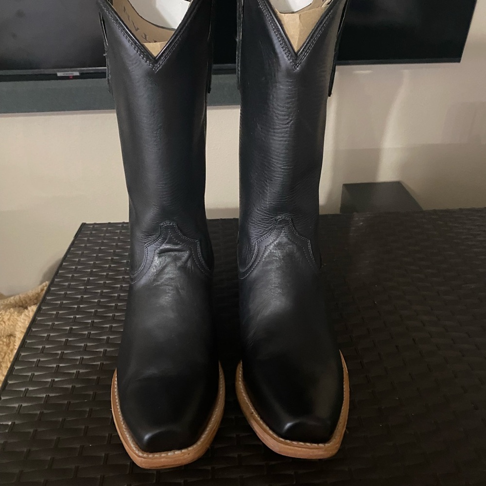 ***Make an offer***Classic Black Leather Cowboy Boots